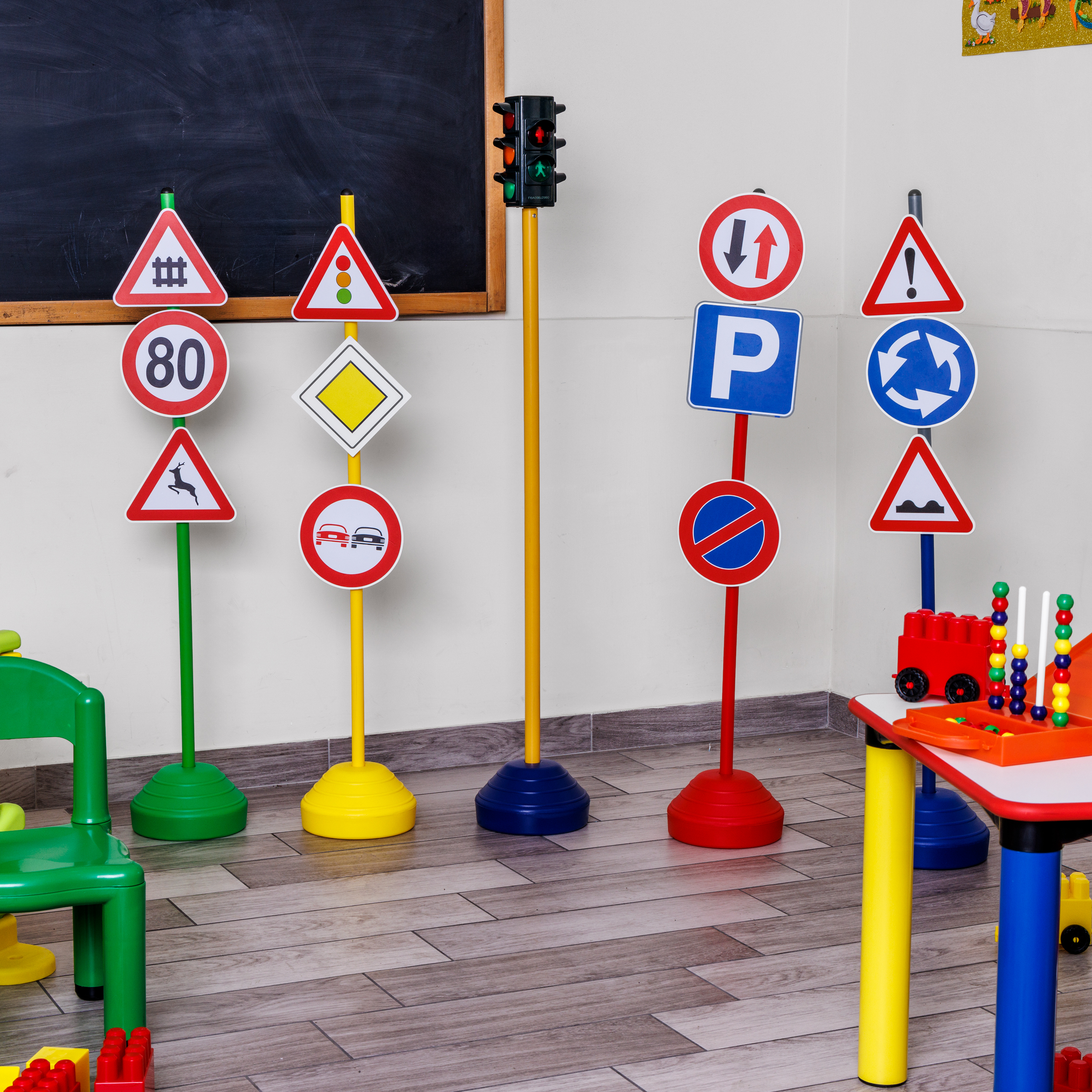 Educatie rutiera, set cu semafor si indicatoare 4 Educatie rutiera, set cu semafor si indicatoare - imagine 2